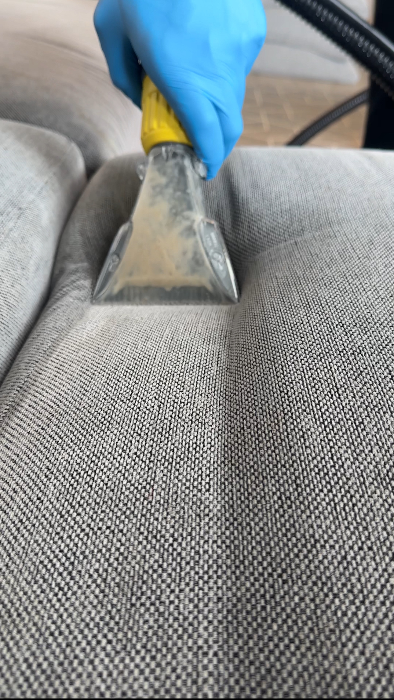 Sofa under rens – snavset